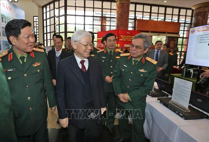 Trong ảnh: Tổng Bí thư, Chủ tịch nước Nguyễn Phú Trọng, Bí thư Quân ủy Trung ương tham quan khu trưng bày, giới thiệu các khí tài quân sự của ngành Quốc phòng. Ảnh: Trí Dũng – TTXVN