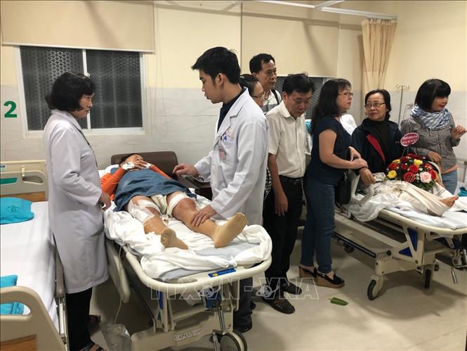 Trong ảnh: Bác sỹ Nguyễn Nương Minh Ngà, Giám đốc Bệnh viện Saigon ITO Phú Nhuận thăm khám cho bệnh nhân. Ảnh: Đinh Hằng - TTXVN 