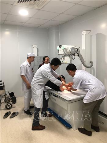 Trong ảnh: Các bác sỹ thực hiện các bước kiểm tra cận lâm sàng cho bệnh nhân. Ảnh: Đinh Hằng - TTXVN 