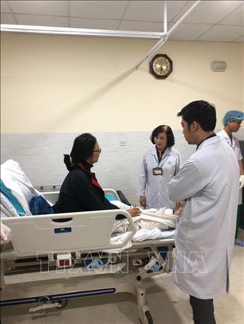 Trong ảnh: Bác sỹ Nguyễn Nương Minh Ngà, Giám đốc Bệnh viện Saigon ITO Phú Nhuận thăm khám cho bệnh nhân. Ảnh: Đinh Hằng - TTXVN 