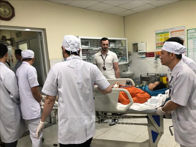 Trong ảnh: 3 nạn nhân cuối cùng trong vụ đánh bom ở Ai Cập được đưa đến Bệnh viện Sài Gòn ITO Phú Nhuận điều trị. Ảnh: TTXVN  phát


