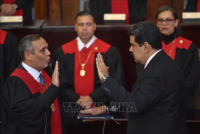 Trong ảnh: Tổng thống Venezuela Nicolas Maduro (phải, phía trước) tuyên thệ nhậm chức trước Chánh án Tòa án Công lý Tối cao Maikel Moreno (trái, phía trước) tại Caracas ngày 10/1/2019. Ảnh: AFP/TTXVN