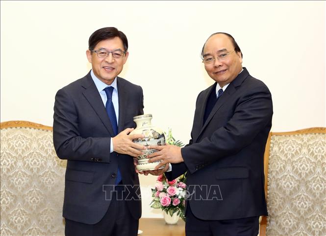 Trong ảnh: Thủ tướng Nguyễn Xuân Phúc tặng quà lưu niệm cho ông Shim Wonhwan, Tổng giám đốc Tổ hợp Samsung Việt Nam. Ảnh: Thống Nhất- TTXVN