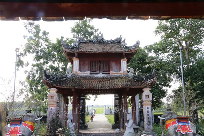 Trong ảnh: Nhiều hạng mục ở đền Cả, xã Hoa Thành, huyện Yên Thành đang sửa chữa chắp vá. Ảnh: Bích Huệ - TTXVN