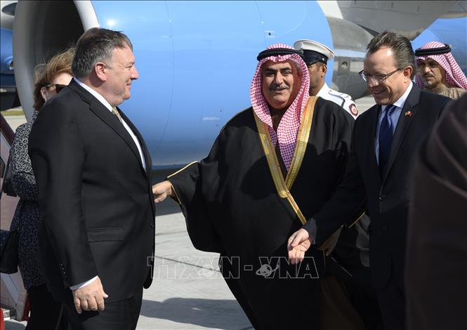 Trong ảnh: Ngoại trưởng Bahrain Khalid bin Ahmed Al Khalifa (thứ 2 phải) đón Ngoại trưởng Mỹ Mike Pompeo (trái) tại sân bay ở  Manama, Bahrain,ngày 11/1/2019. Ảnh; AFP/TTXVN