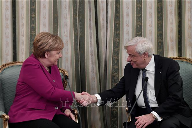 Trong ảnh: Thủ tướng Đức Angela Merkel  (trái) và Tổng thống Hy Lạp Pavlopoulos (phải) tại cuộc gặp ở Athens, Hy Lạp ngày 11/1/2019. Ảnh: AFP/TTXVN
