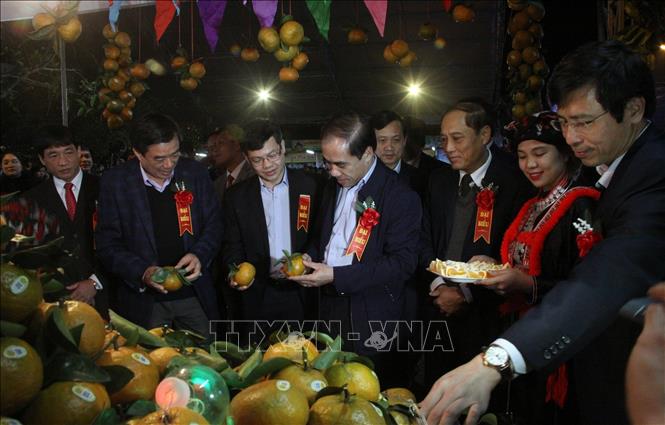 Trong ảnh: Lãnh đạo tỉnh Tuyên Quang tham quan các gian hàng tại Hội chợ . Ảnh: Quang Cường - TTXVN