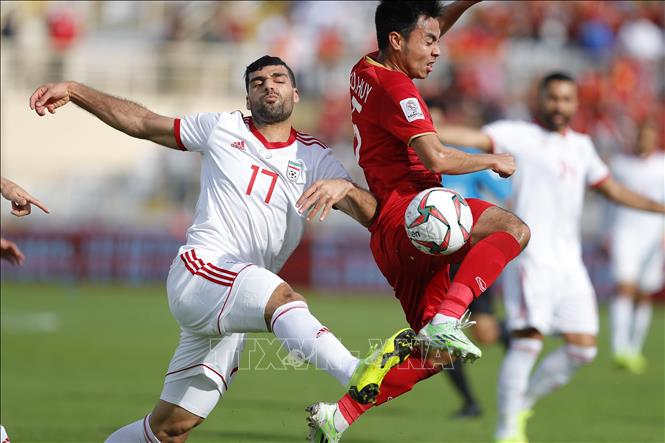 Trong ảnh: Pha tranh bóng giữa cầu thủ Iran Mehdi Taremi (trái) với tuyển thủ Việt Nam Phạm Đức Huy trong trận đấu bảng D giải AFC Asian Cup 2019 ở Abu Dhabi (UAE) ngày 12/1/2019. Ảnh: THX/TTXVN