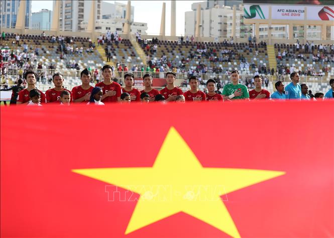 Trong ảnh: Tuyển Việt Nam làm lễ chào cờ trước trận đấu bảng D giải AFC Asian Cup 2019 ở Abu Dhabi (UAE) ngày 12/1/2019. Ảnh: THX/TTXVN