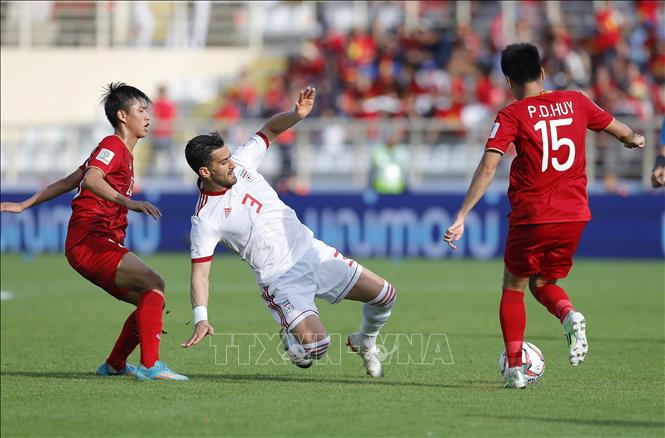 Trong ảnh: Pha tranh bóng quyết liệt giữa Phạm Đức Huy (phải) của Việt Nam và cầu thủ Vorya Ghafouri (giữa) của Iran trong trận đấu bảng D giải AFC Asian Cup 2019 ở Abu Dhabi (UAE) ngày 12/1/2019. Ảnh: THX/TTXVN