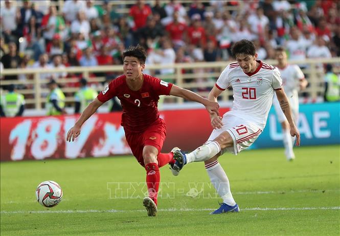 Trong ảnh: Pha tranh bóng quyết liệt giữa Đỗ Duy Mạnh (trái) của Việt Nam và cầu thủ Sardar Azmoun (phải) của Iran trong trận đấu bảng D giải AFC Asian Cup 2019 ở Abu Dhabi (UAE) ngày 12/1/2019. Ảnh: THX/TTXVN