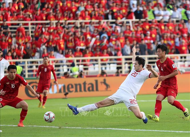 Trong ảnh: Các tuyển thủ Việt Nam nỗ lực cản phá đường bóng của cầu thủ Iran Sardar Azmoun (thứ 2, phải) trong trận đấu bảng D giải AFC Asian Cup 2019 ở Abu Dhabi (UAE) ngày 12/1/2019. Ảnh: THX/TTXVN