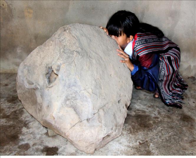 Photo: Trying to sound the horn. VNA Photo: Phước Ngọc 