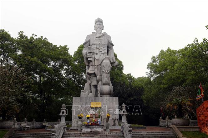 Trong ảnh: Tượng đài Hưng Đạo Vương Trần Quốc Tuấn trong quần thể Đền Cao An Phụ. Ảnh: Danh Lam – TTXVN