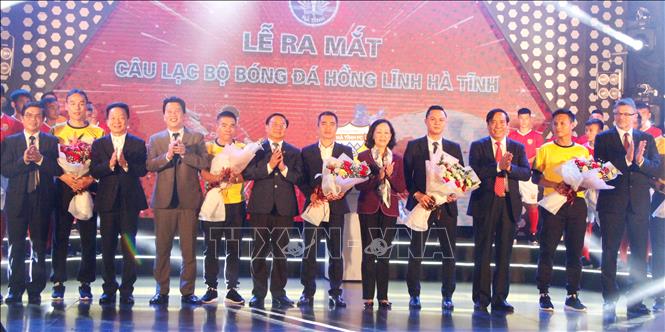 Trong ảnh: Đồng chí Trương Thị Mai - Ủy viên Bộ Chính trị, Bí thư Trung ương Đảng, Trưởng Ban Dân vận Trung ương tặng hoa chúc mừng CLB tại buổi lễ ra mắt. Ảnh: Phan Quân - TTXVN
