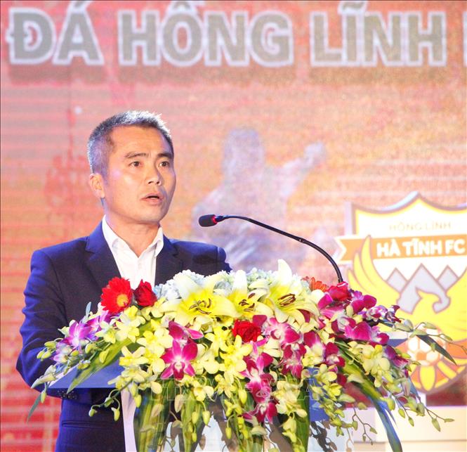 Trong ảnh: HLV Trưởng đội bóng Phạm Minh Đức phát biểu tại buổi lễ ra mắt CLB. Ảnh: Phan Quân - TTXVN
