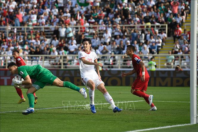 Trong ảnh: Thủ môn Đặng Văn Lâm (trái) cản phá thành công pha sút bóng của tiền đạo Iran Sardar Azmoun (giữa) trong trận đấu bảng D giải AFC Asian Cup 2019 ở Abu Dhabi (UAE) ngày 12/1/2019. Ảnh: AFP/TTXVN