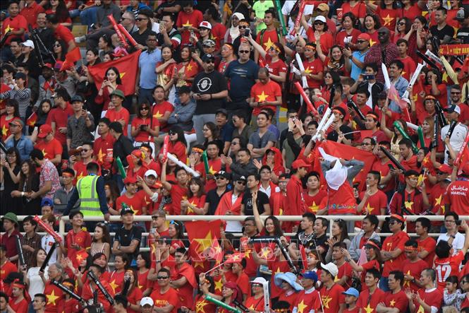 Trong ảnh: Cổ động viên Việt Nam cổ vũ đội nhà trong trận đấu bảng D giải AFC Asian Cup 2019 ở Abu Dhabi (UAE) ngày 12/1/2019. Ảnh: THX/TTXVN