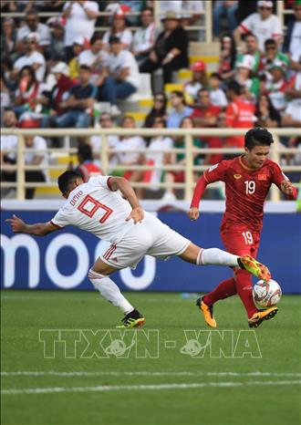Trong ảnh: Pha đi bóng của Nguyễn Quang Hải (phải) trước trung vệ Omid Ebrahimi của Iran trong trận đấu bảng D giải AFC Asian Cup 2019 ở Abu Dhabi (UAE) ngày 12/1/2019. Ảnh: THX/TTXVN