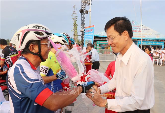 Trong ảnh: Trao hoa và quà lưu niệm cho các câu lạc bộ tham gia.Ảnh: Nam Thái - TTXVN