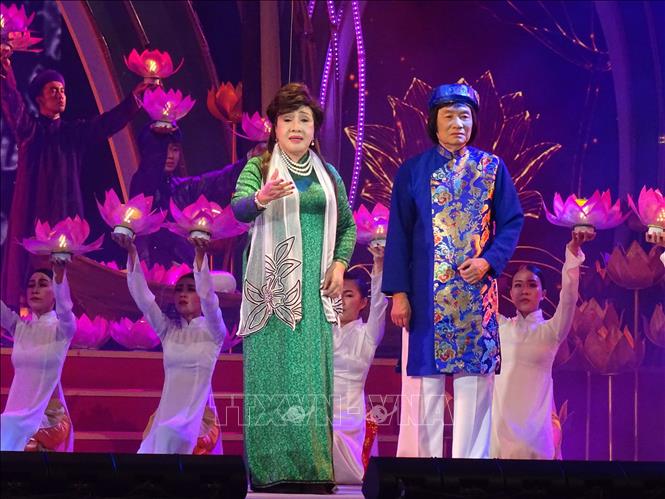 Trong ảnh: Nghệ sĩ nhân dân Lệ Thủy và Nghệ sĩ Ưu tú Minh Vương biểu diễn tại chương trình. Ảnh: Gia Thuận – TTXVN 
