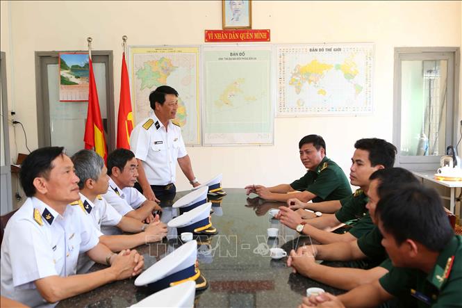 Biển đảo Việt Nam: Bộ Tư lệnh Vùng 2 Hải quân thăm và chúc Tết các cơ