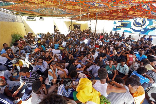 Trong ảnh (tư liệu): Người di cư tại khu lều tạm Ganzour ở thủ đô Tripoli, Libya, ngày 5/9/2018. Ảnh: AFP/ TTXVN