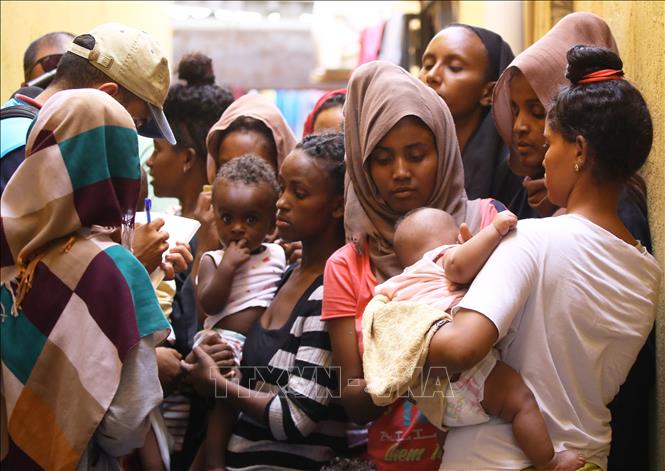 Trong ảnh (tư liệu): Người di cư tại khu lều tạm Ganzour ở thủ đô Tripoli, Libya, ngày 5/9/2018. Ảnh: AFP/ TTXVN