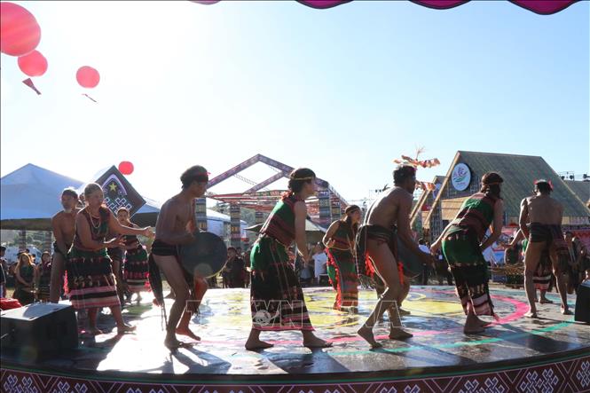 Photo: A performance of gongs at the festival. VNA Photo: Ngọc Minh