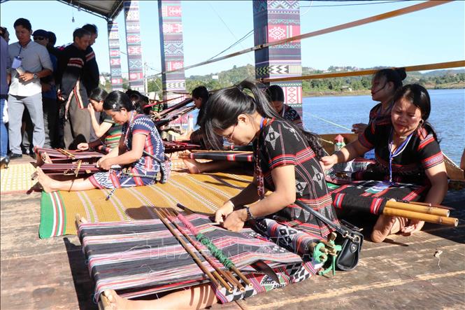 Photo: A view of brocade weaving contest at the festival. VNA Photo: Ngọc Minh