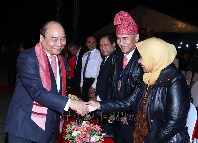 Photo: Prime Minister Nguyen Xuan Phuc meets delegates at the festival’s opening ceremony. VNA Photo: Thống Nhất