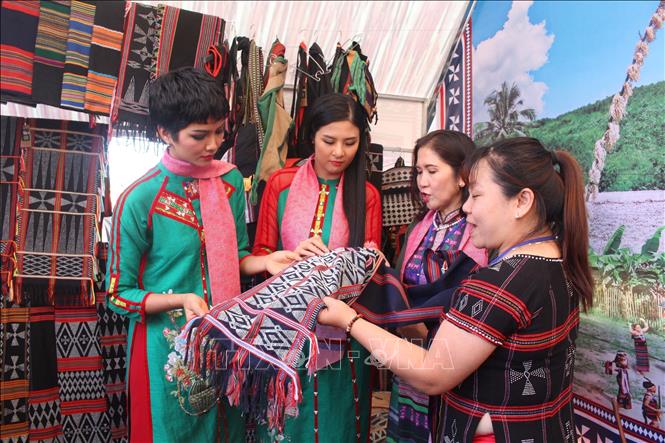 Photo: Delegates visit a booth of brocade products at the festival. VNA Photo: Ngọc Minh