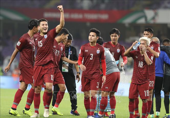 Trong ảnh: Suphan Thongsong (15) đội tuyển Thái Lan ăn mừng cùng đồng đội. Ảnh: Hoàng Linh - TTXVN