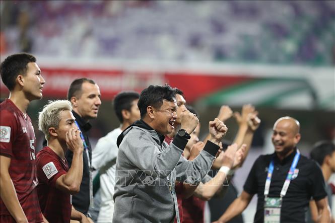 Trong ảnh: HLV Sirisak và các cầu thủ Thái Lan ăn mừng sau trận hòa 1-1 và giành quyền vào vòng vòng 1/8. Ảnh: Hoàng Linh - TTXVN 