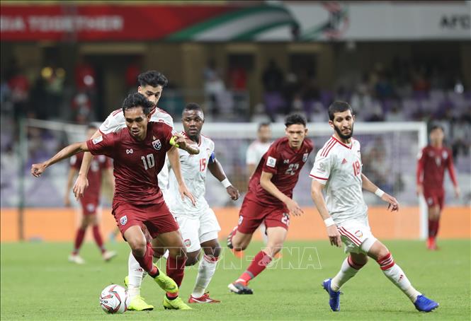  Trong ảnh: Đội trưởng Dangda của Thái Lan (trái) vượt qua hậu vệ UAE. Ảnh: Hoàng Linh - TTXVN 