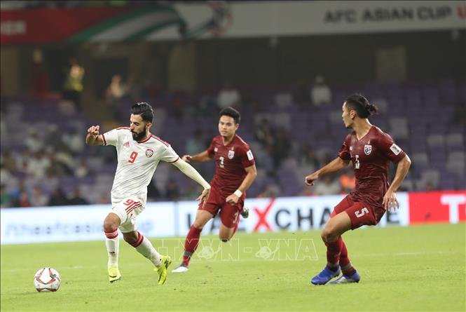  Trong ảnh: Cầu thu Bandar (9) của UAE nỗ lực vượt qua các cầu thủ Thái Lan. Ảnh: Hoàng Linh - TTXVN  