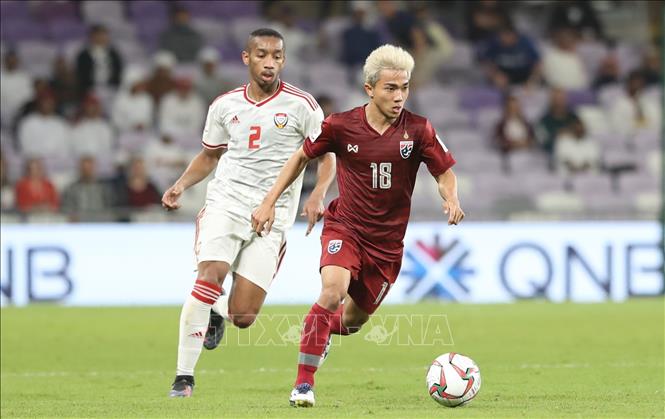  Trong ảnh: Tiền vệ Chanathip của Thái Lan (phải) dẫn bóng vượt qua hậu vệ UAE. Ảnh: Hoàng Linh - TTXVN   