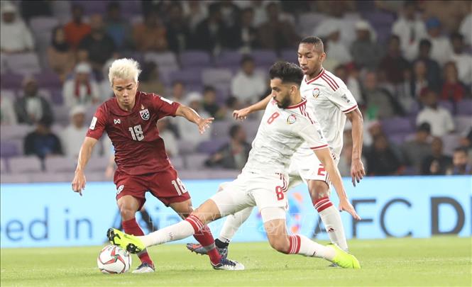  Trong ảnh: Tiền vệ Chanathip của Thái Lan (trái) nỗ lực vượt qua hậu vệ UAE. Ảnh: Hoàng Linh - TTXVN    