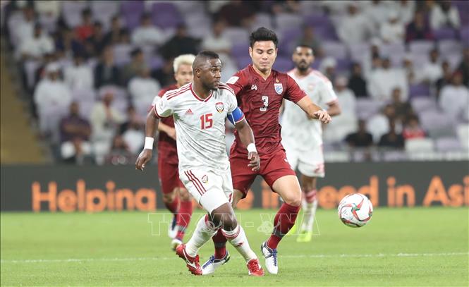  Trong ảnh:  Đội trưởng Alhammadi (15) của UAE dẫn bóng. Ảnh: Hoàng Linh - TTXVN   