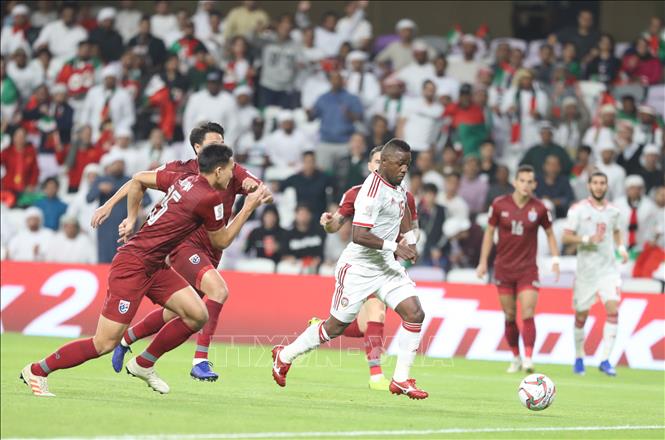  Trong ảnh: Đội trưởng Alhammadi (15) của UAE dẫn bóng trong vòng vây hậu vệ Thái Lan. Ảnh: Hoàng Linh - TTXVN    