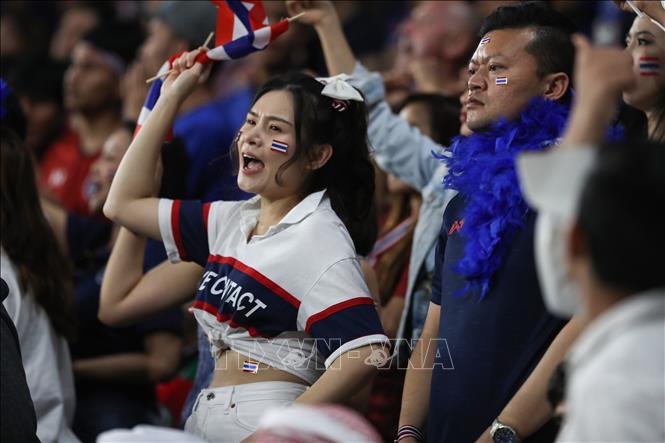  Trong ảnh: Cổ động viên của Thái Lan cổ vũ cho đội tuyển. Ảnh: Hoàng Linh - TTXVN    