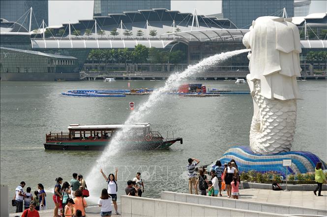 Trong ảnh: Khách du lịch tham quan công viên Merlion ở Singapore. Ảnh: AFP/TTXVN