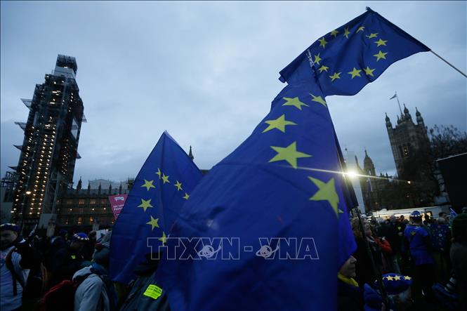 Trong ảnh: Cờ EU bên ngoài tòa nhà Quốc hội Anh ở thủ đô London, ngày 15/1/2019. Ảnh: THX/ TTXVN
