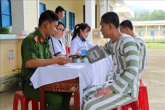 Trong ảnh: Bác sỹ của Hội Thầy thuốc trẻ Bình Định thăm khám, tư vấn sức khỏe và cấp phát thuốc miễn phí cho các phạm nhân. Ảnh: Quốc Dũng – TTXVN