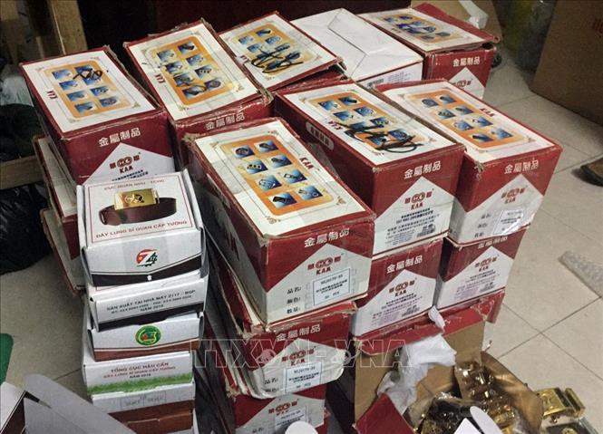 Trong ảnh: Số hàng là dây lưng và quân trang giả bị thu giữ. Ảnh: Trần Việt - TTXVN