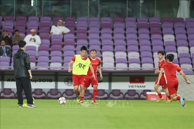 Trong ảnh: Cầu thủ đội tuyển Việt Nam khởi động trước trận đấu. Ảnh: Hoàng Linh-TTXVN