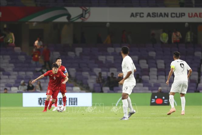 Trong ảnh: Tiền vệ Xuân Trường (6) kiến tạo đường chuyền cho động đội. Ảnh: Hoàng Linh-TTXVN