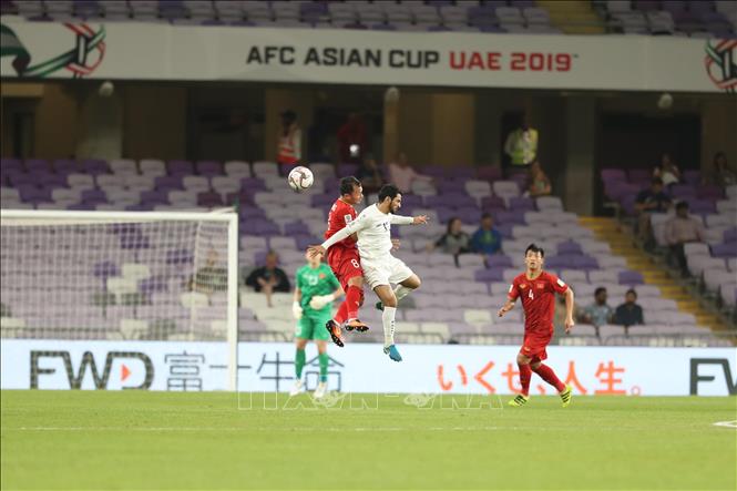 Trong ảnh: Tiền vệ Trọng Hoàng bật cao đánh đầu phá bóng. Ảnh: Hoàng Linh-TTXVN