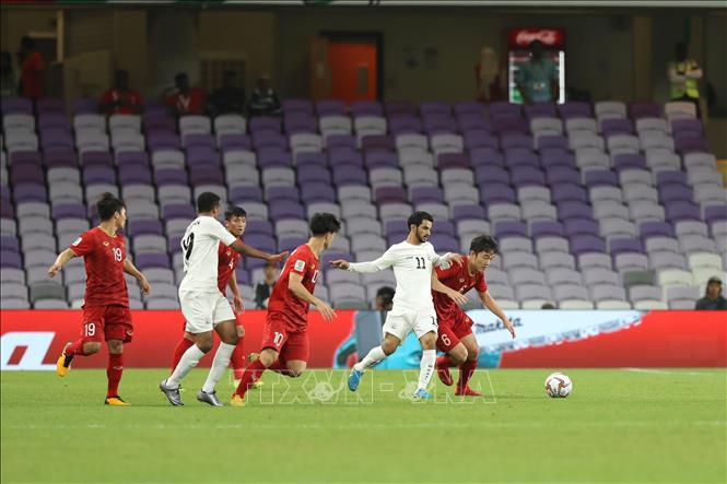 Trong ảnh: Tiền vệ Xuân Trường (6) đi bóng vượt qua sự truy cản của đối phương. Ảnh: Hoàng Linh-TTXVN