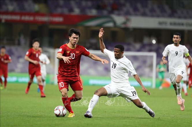 Trong ảnh: Tiền đạo Công Phượng (10) đi bóng qua hậu vệ đội tuyển Yemen. Ảnh: Hoàng Linh-TTXVN